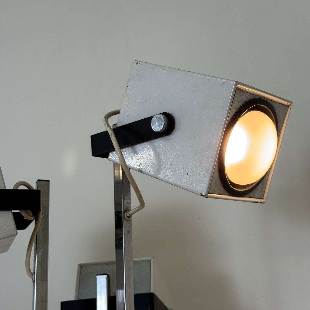 Lampada da Terra Lucitalia Design Pat Hoffman – Tre Faretti Cubici Orientabili – Acciaio Cromato e Metallo Bianco – Anni '70 – Funzionante