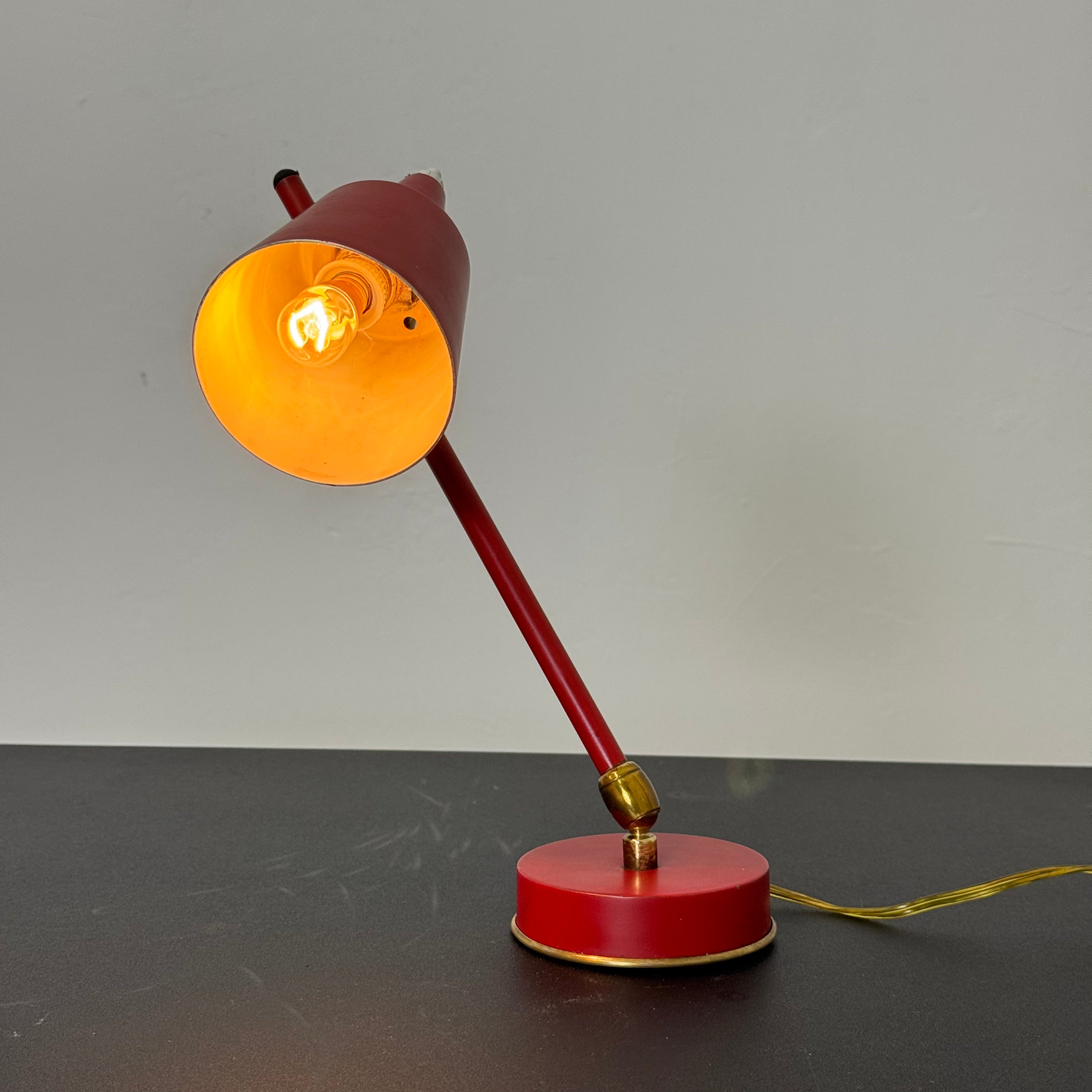 Lampada da Tavolo Stilux Milano Anni '50 – Rossa con Paralume Conico Orientabile e Doppio Snodo in Ottone – Rara