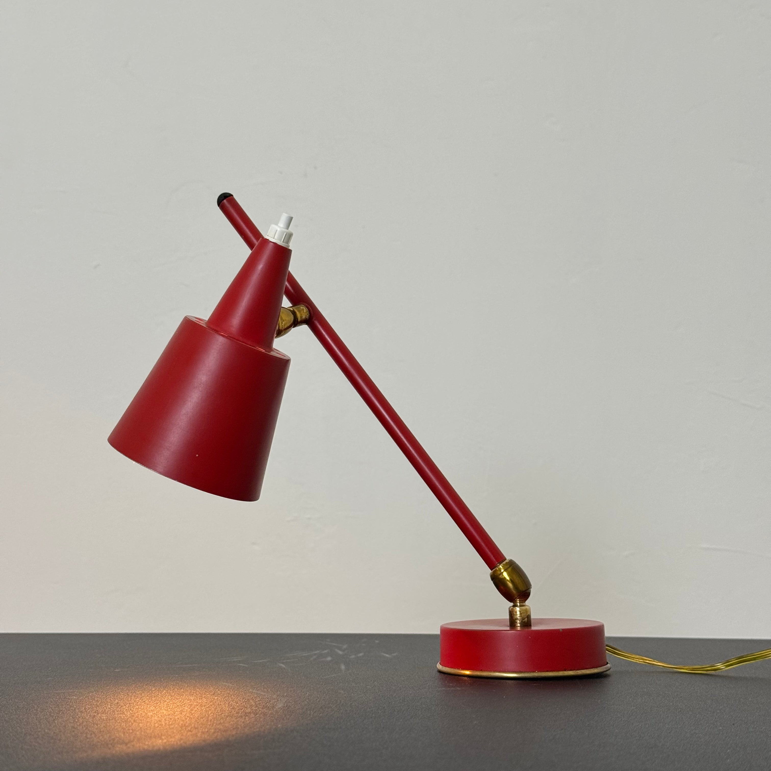 Lampada da Tavolo Stilux Milano Anni '50 – Rossa con Paralume Conico Orientabile e Doppio Snodo in Ottone – Rara