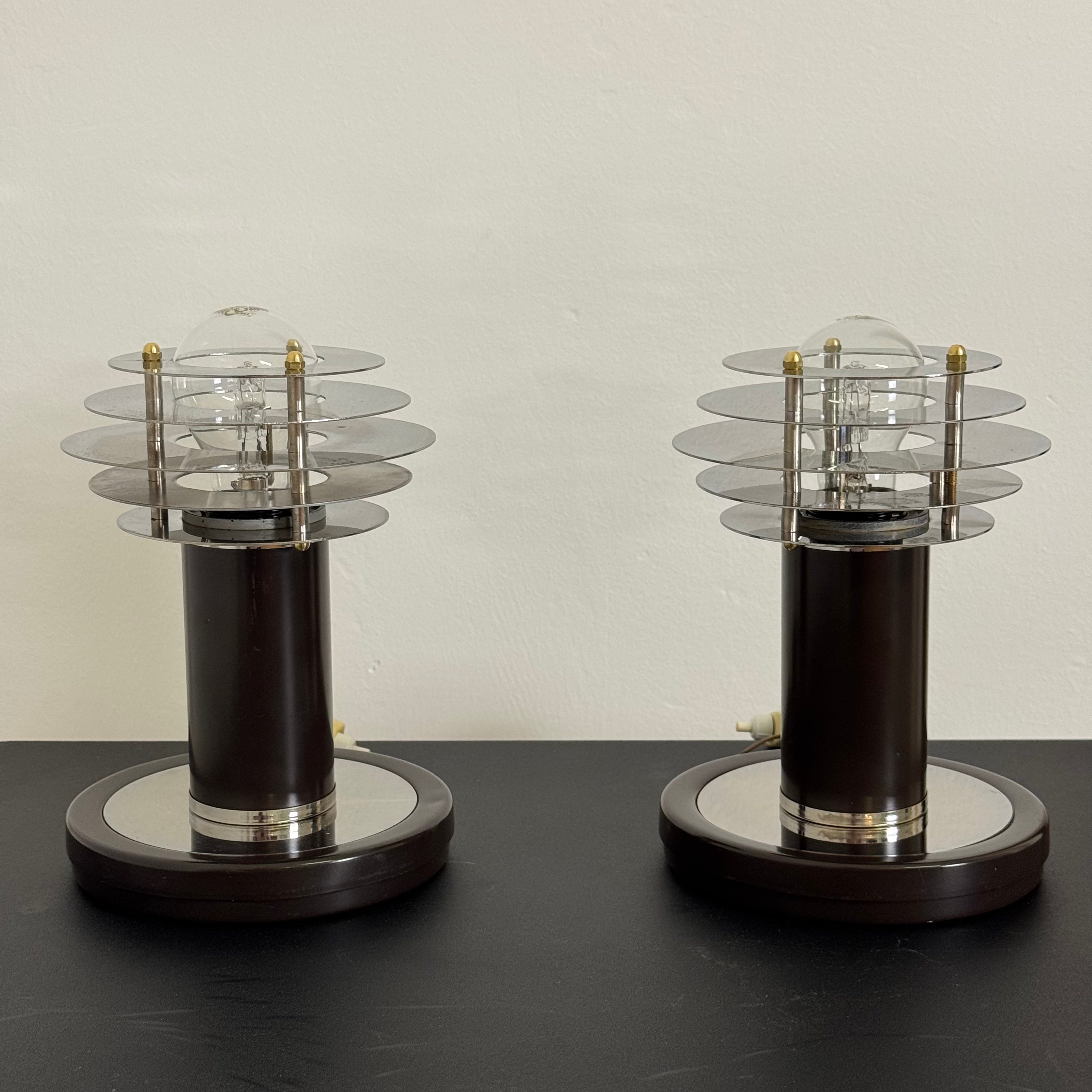 Coppia di Lampade da Tavolo Vintage Stile Saturne – Acciaio Cromato e Metallo Marrone – Paralume a Dischi Sovrapposti – Anni '70-'80