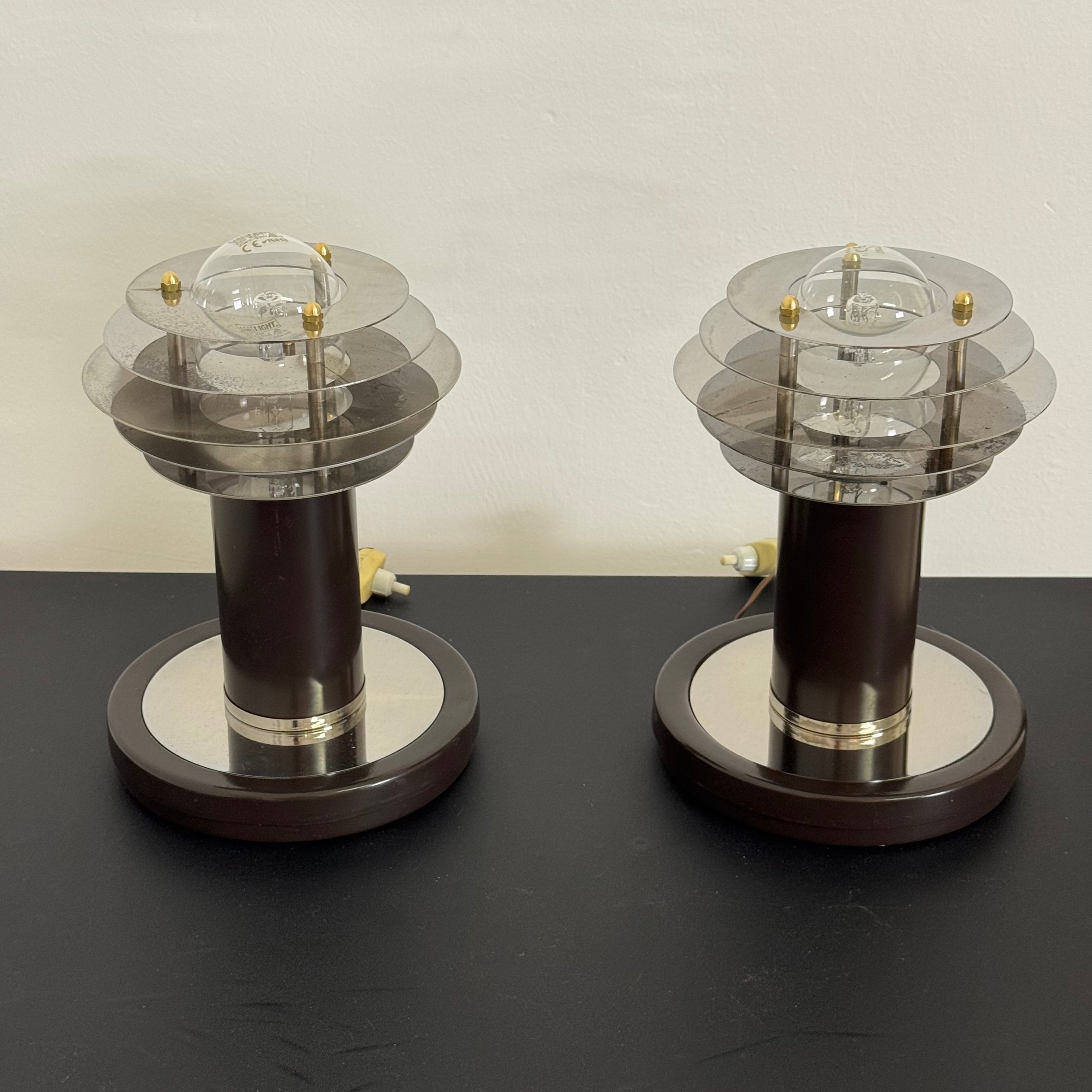 Coppia di Lampade da Tavolo Vintage Stile Saturne – Acciaio Cromato e Metallo Marrone – Paralume a Dischi Sovrapposti – Anni '70-'80