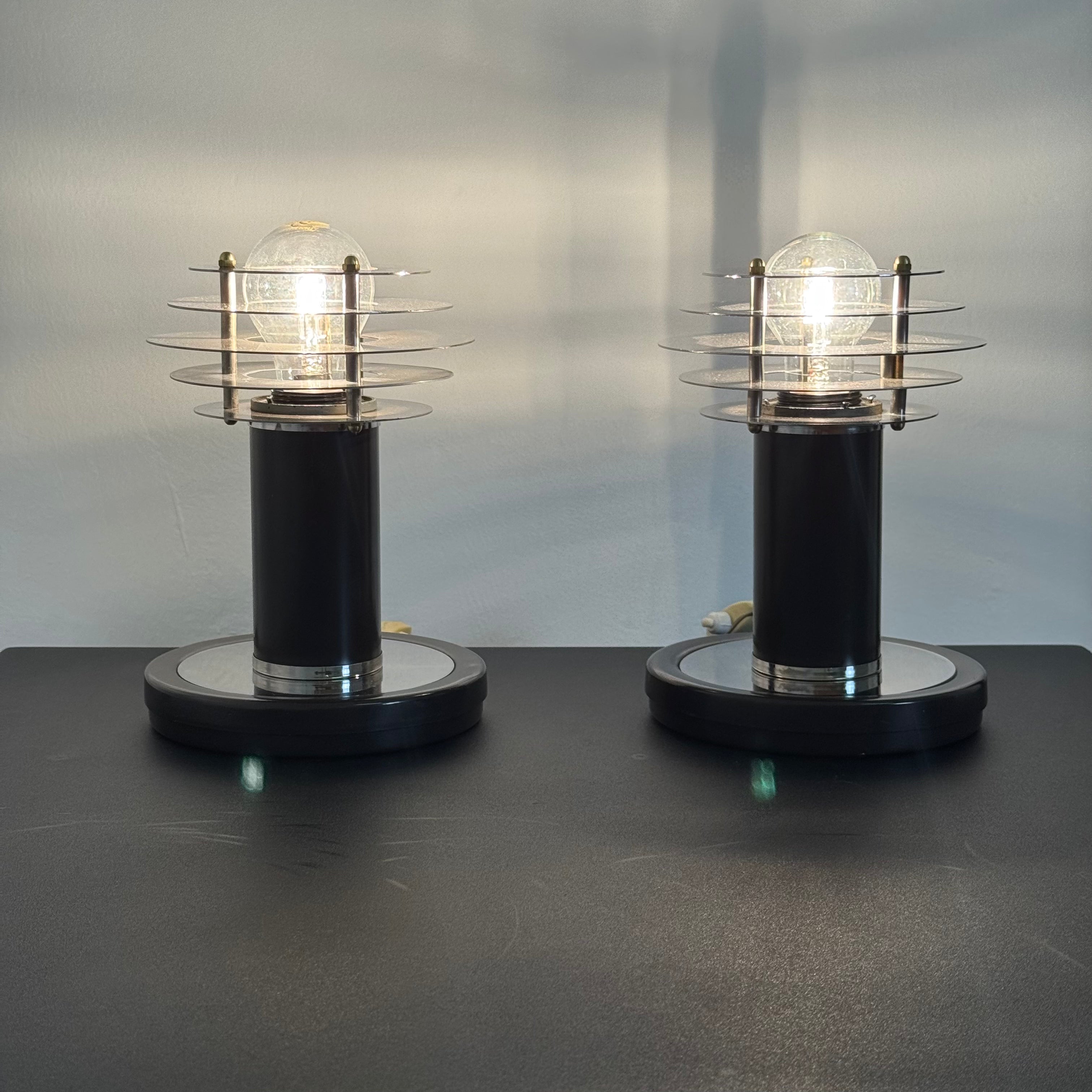 Coppia di Lampade da Tavolo Vintage Stile Saturne – Acciaio Cromato e Metallo Marrone – Paralume a Dischi Sovrapposti – Anni '70-'80