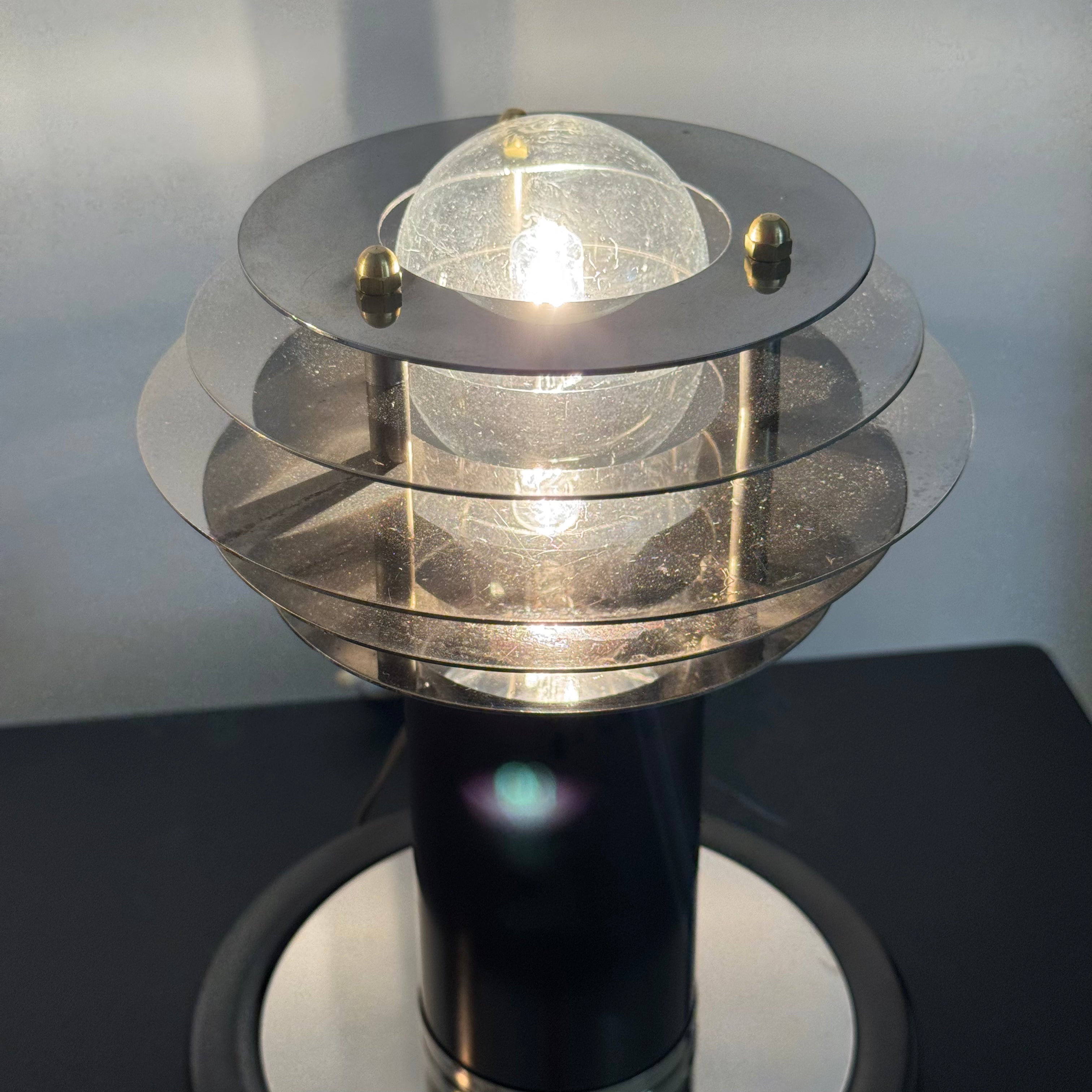 Coppia di Lampade da Tavolo Vintage Stile Saturne – Acciaio Cromato e Metallo Marrone – Paralume a Dischi Sovrapposti – Anni '70-'80