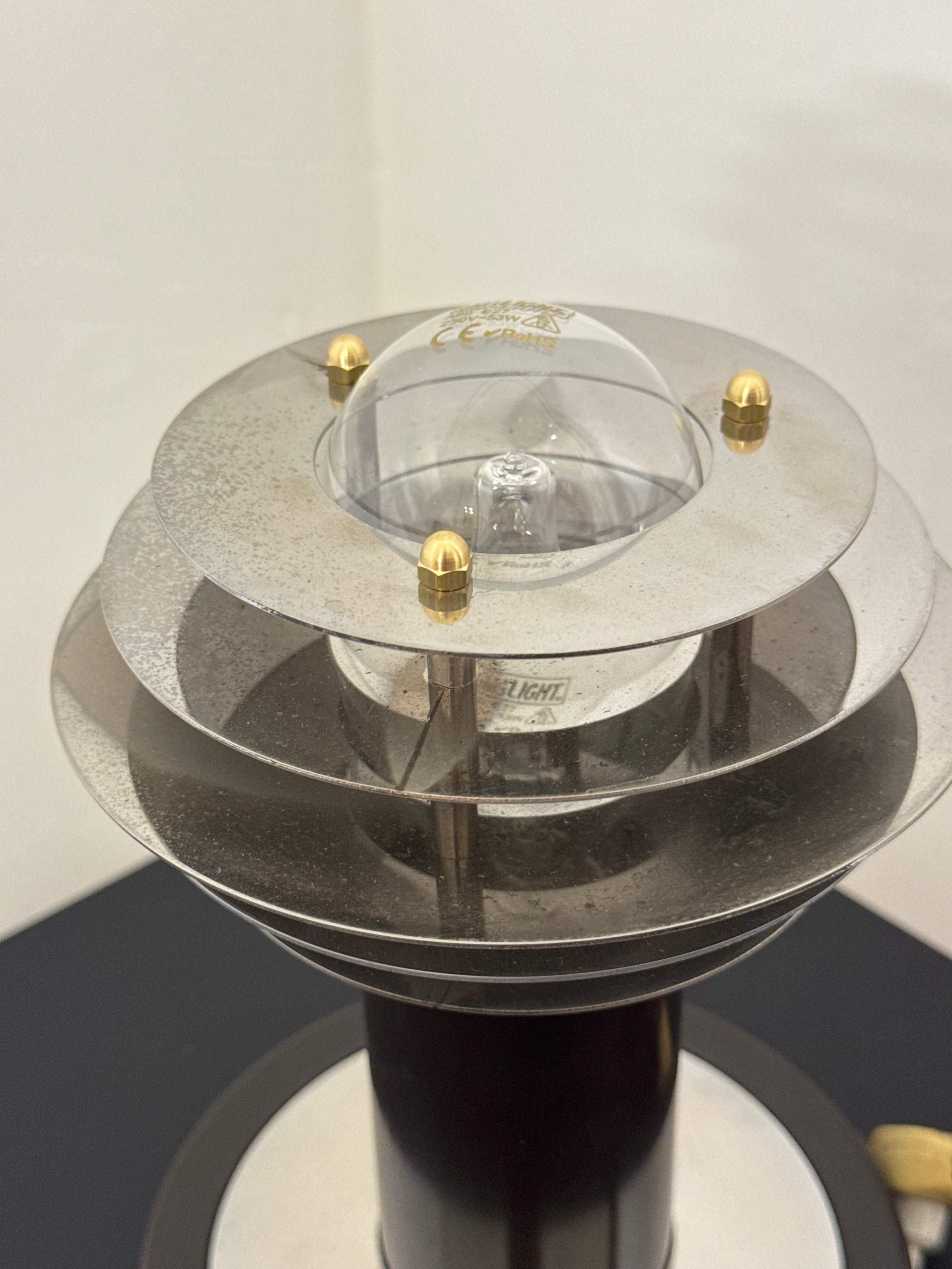 Coppia di Lampade da Tavolo Vintage Stile Saturne – Acciaio Cromato e Metallo Marrone – Paralume a Dischi Sovrapposti – Anni '70-'80