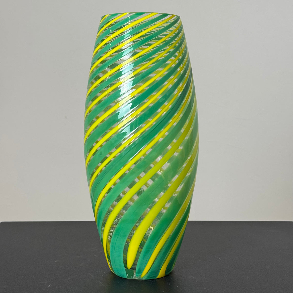 Vaso Vintage in Vetro a Canne Verde e Giallo con Spirale – Lavorazione Murano – Altezza 38 cm