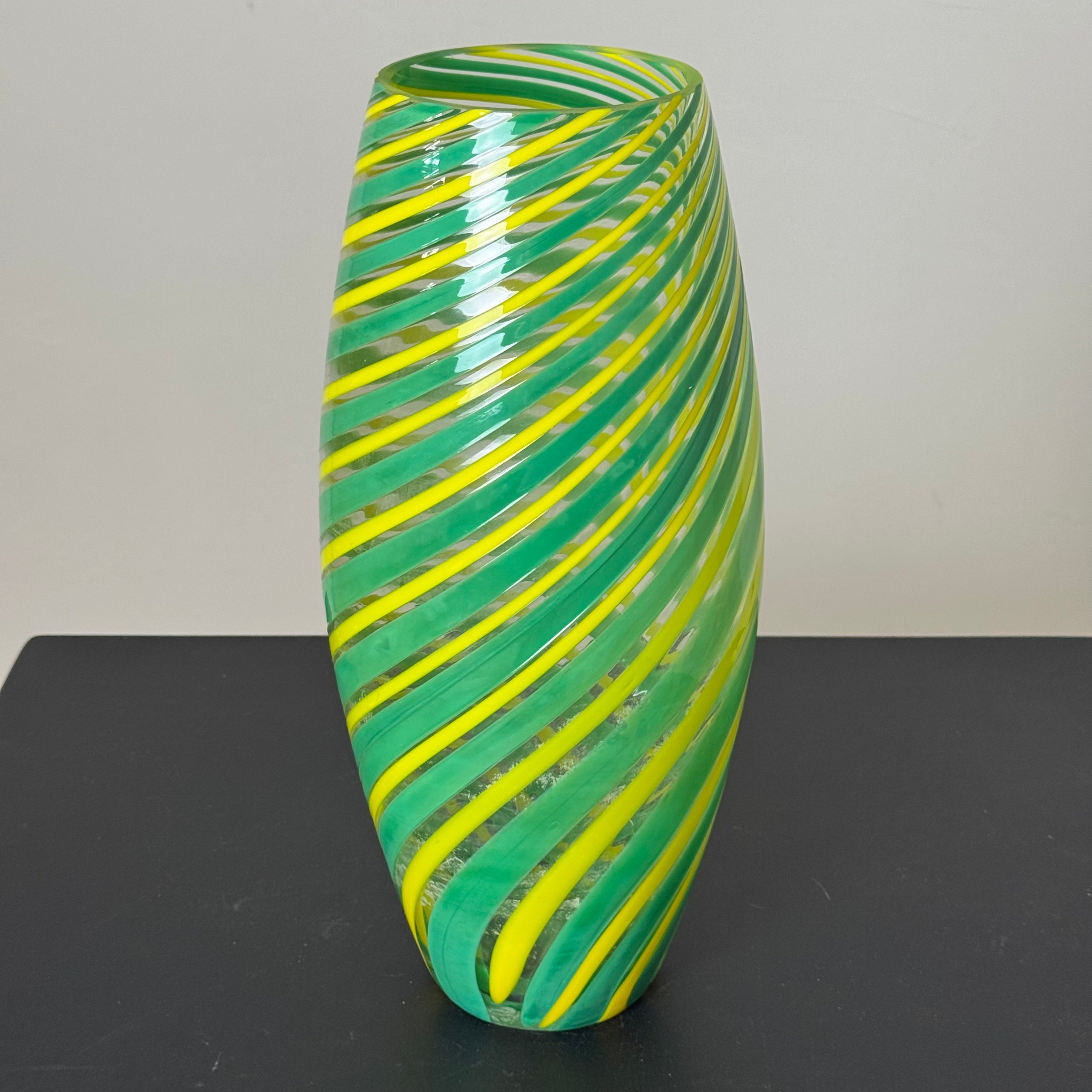 Vaso Vintage in Vetro a Canne Verde e Giallo con Spirale – Lavorazione Murano – Altezza 38 cm