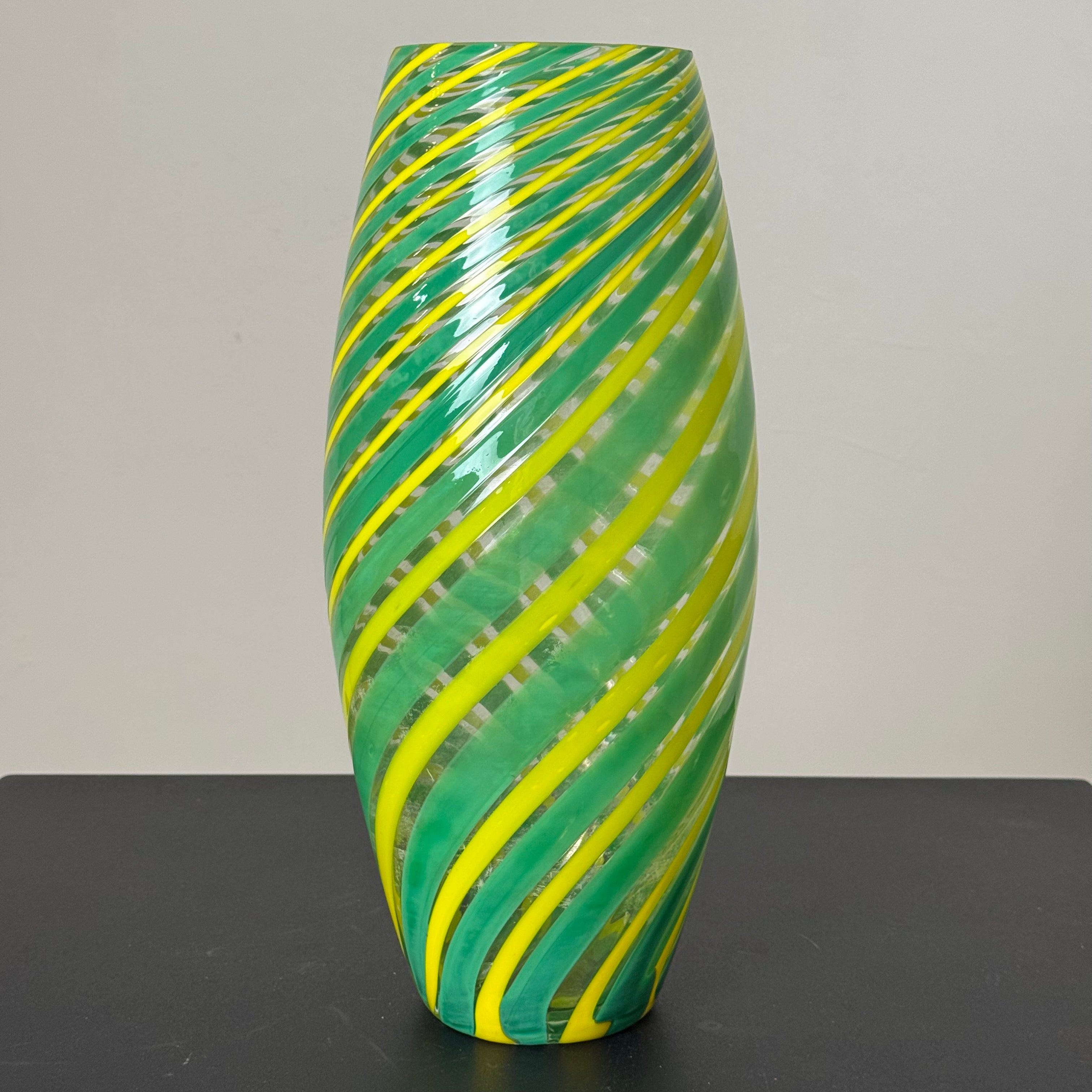 Vaso Vintage in Vetro a Canne Verde e Giallo con Spirale – Lavorazione Murano – Altezza 38 cm