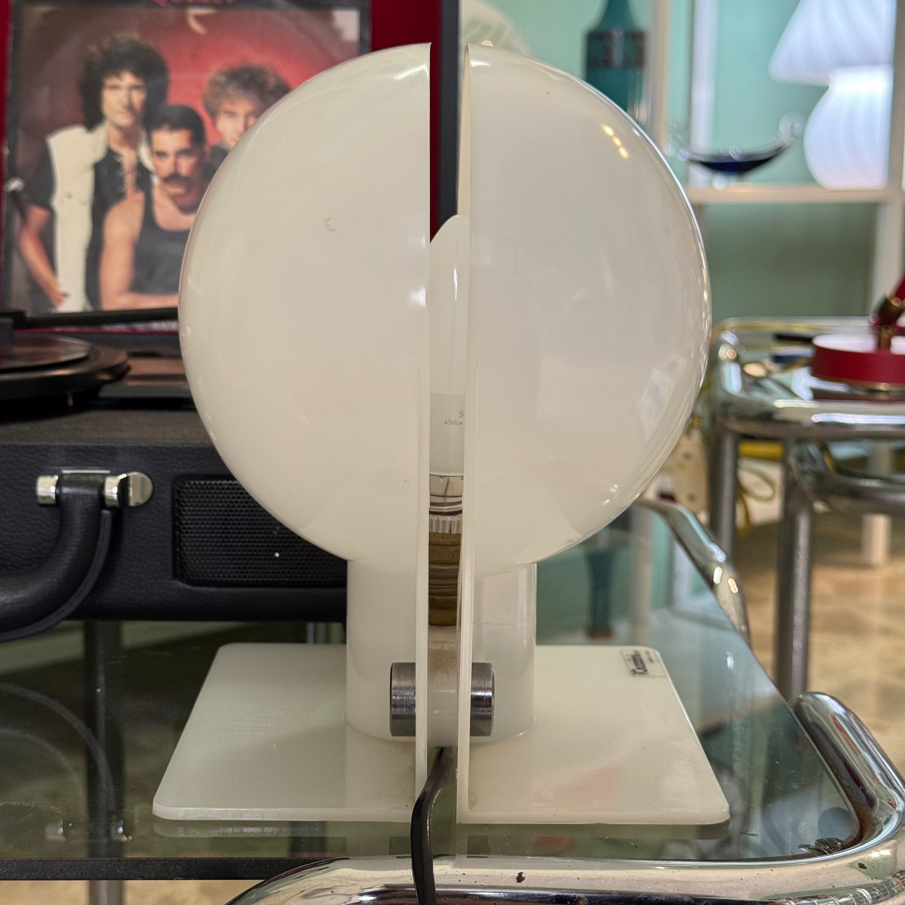Lampada da tavolo Sirio di Harvey Guzzini, design Brazzoli e Lampa, anni ‘70, bianca