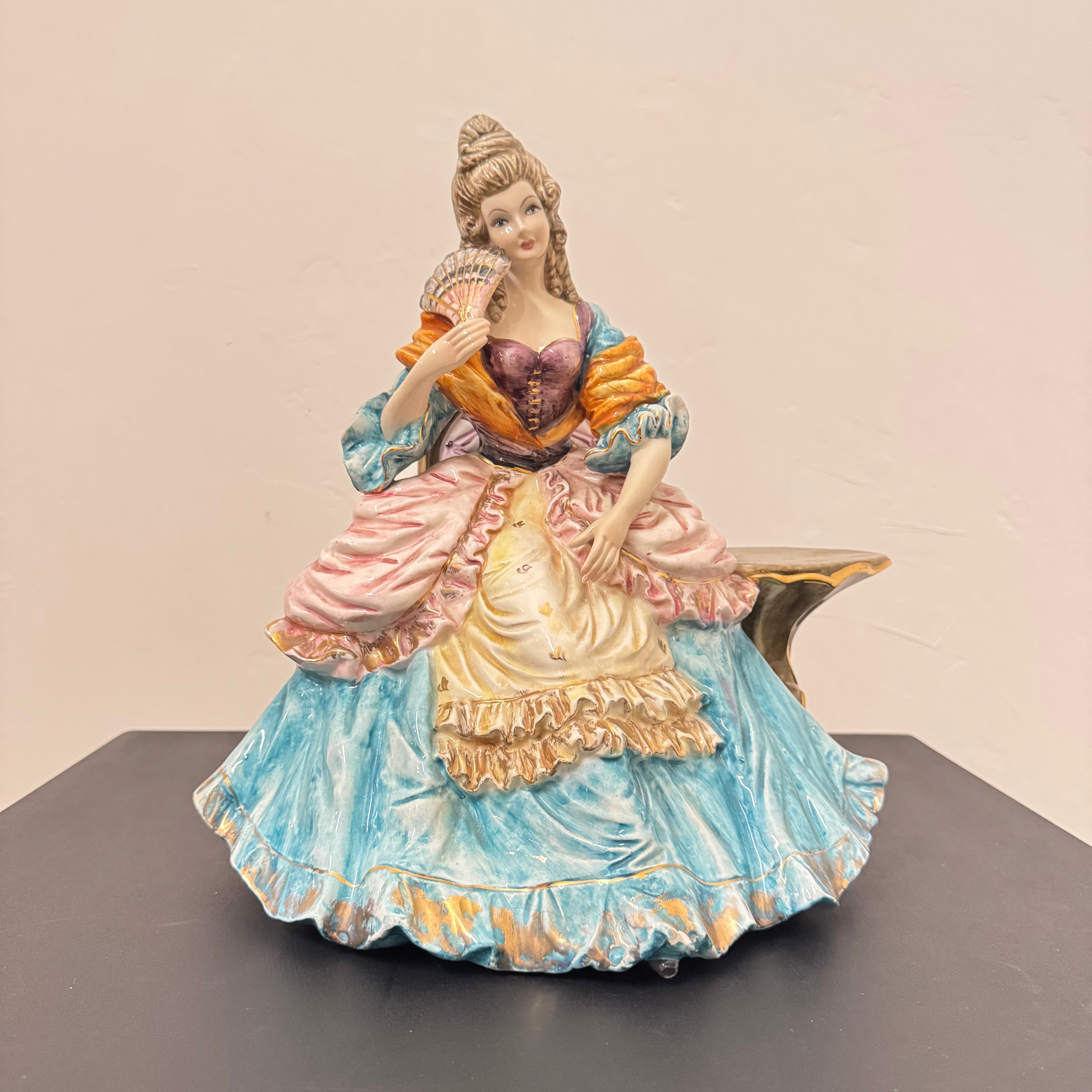 Statua in ceramica dipinta a mano, dama settecentesca con ventaglio, vintage stile Capodimonte
