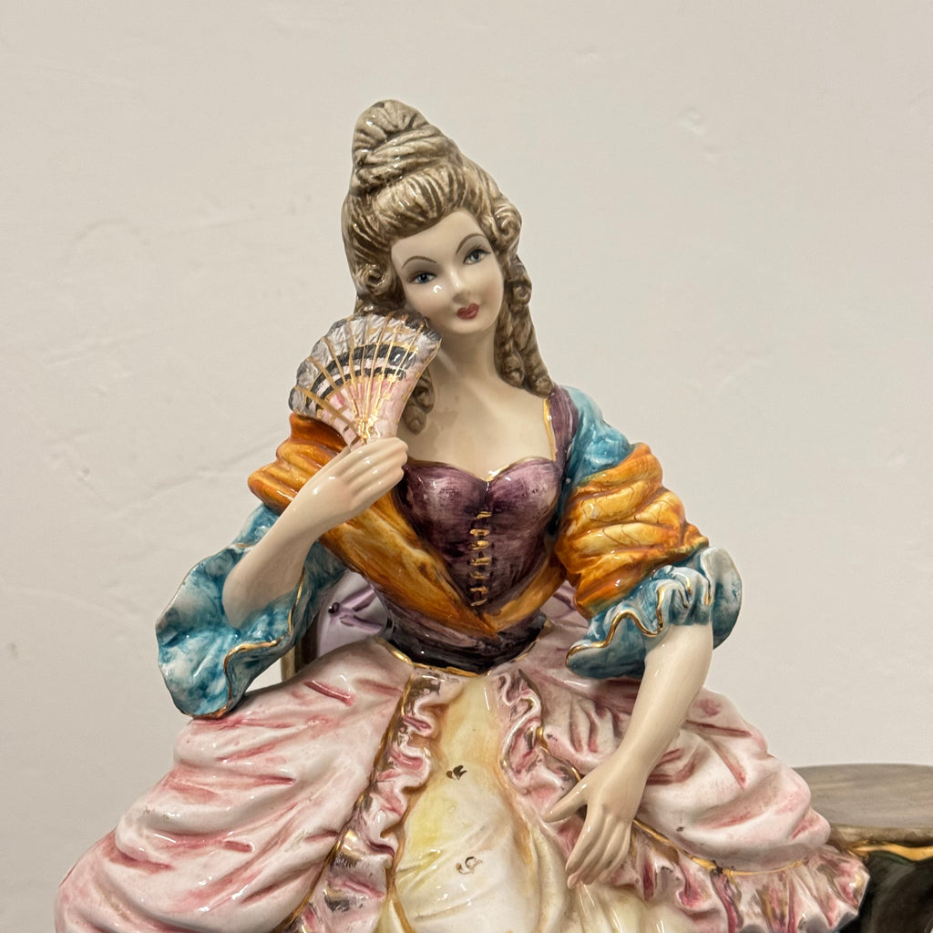 Statua in ceramica dipinta a mano, dama settecentesca con ventaglio, vintage stile Capodimonte