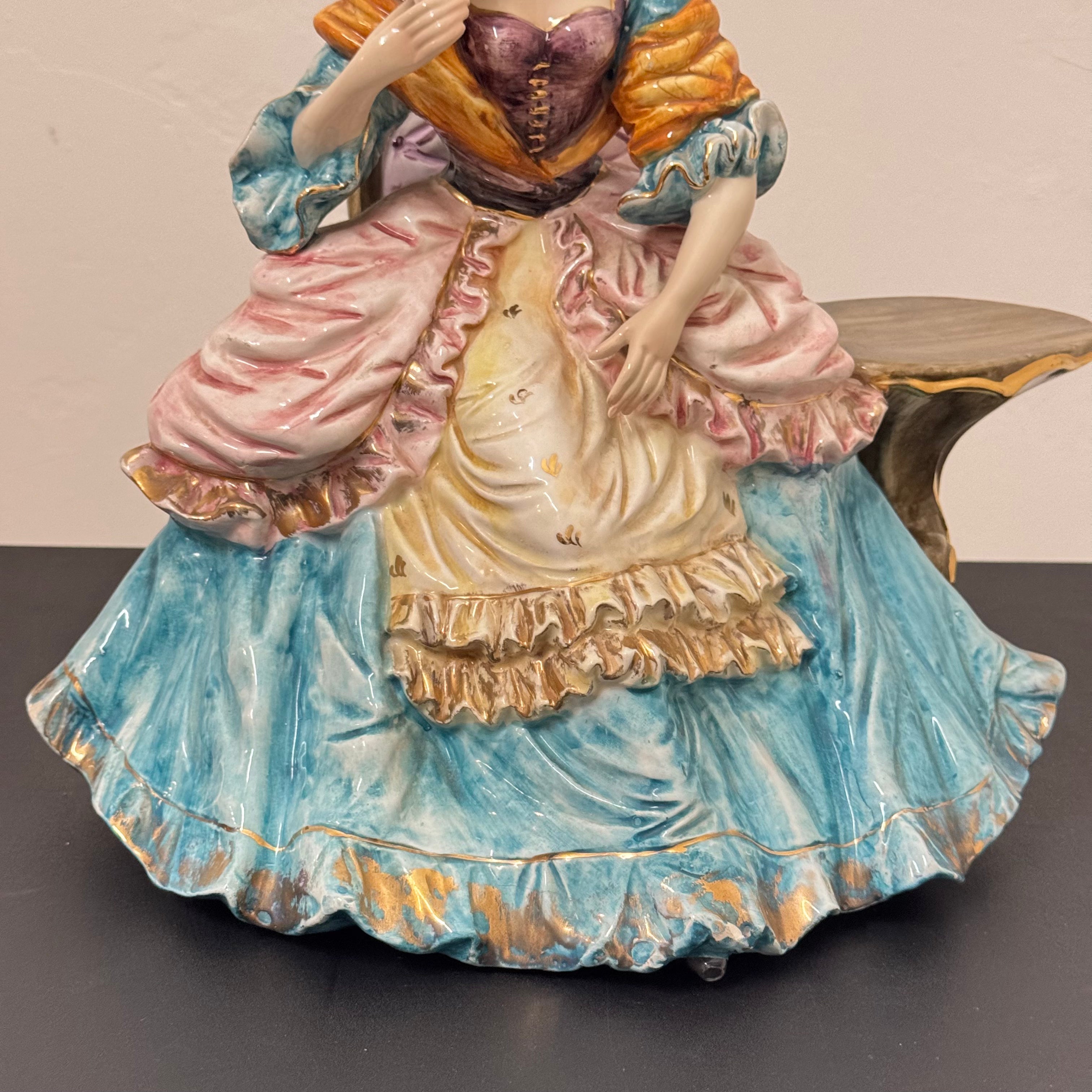 Statua in ceramica dipinta a mano, dama settecentesca con ventaglio, vintage stile Capodimonte