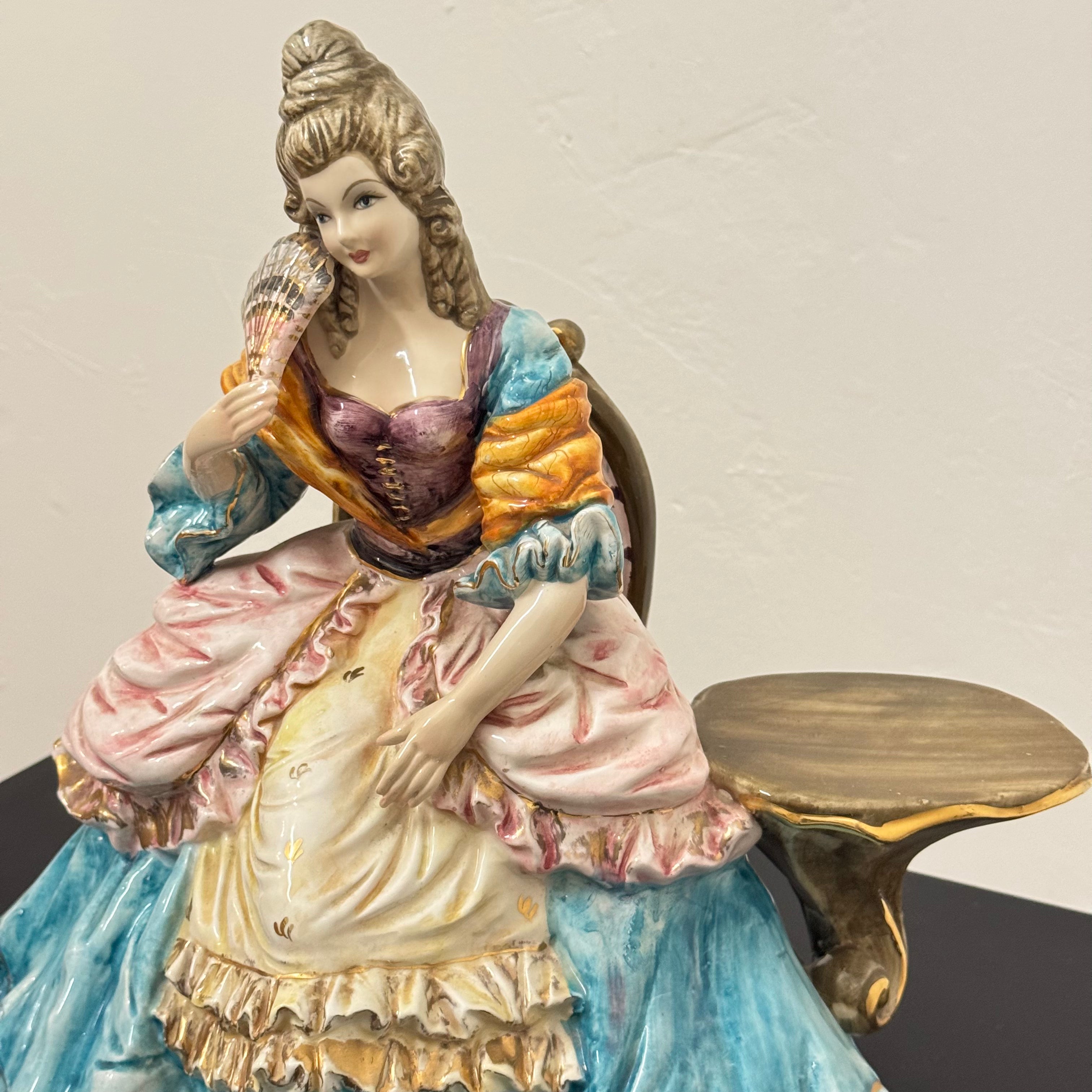 Statua in ceramica dipinta a mano, dama settecentesca con ventaglio, vintage stile Capodimonte