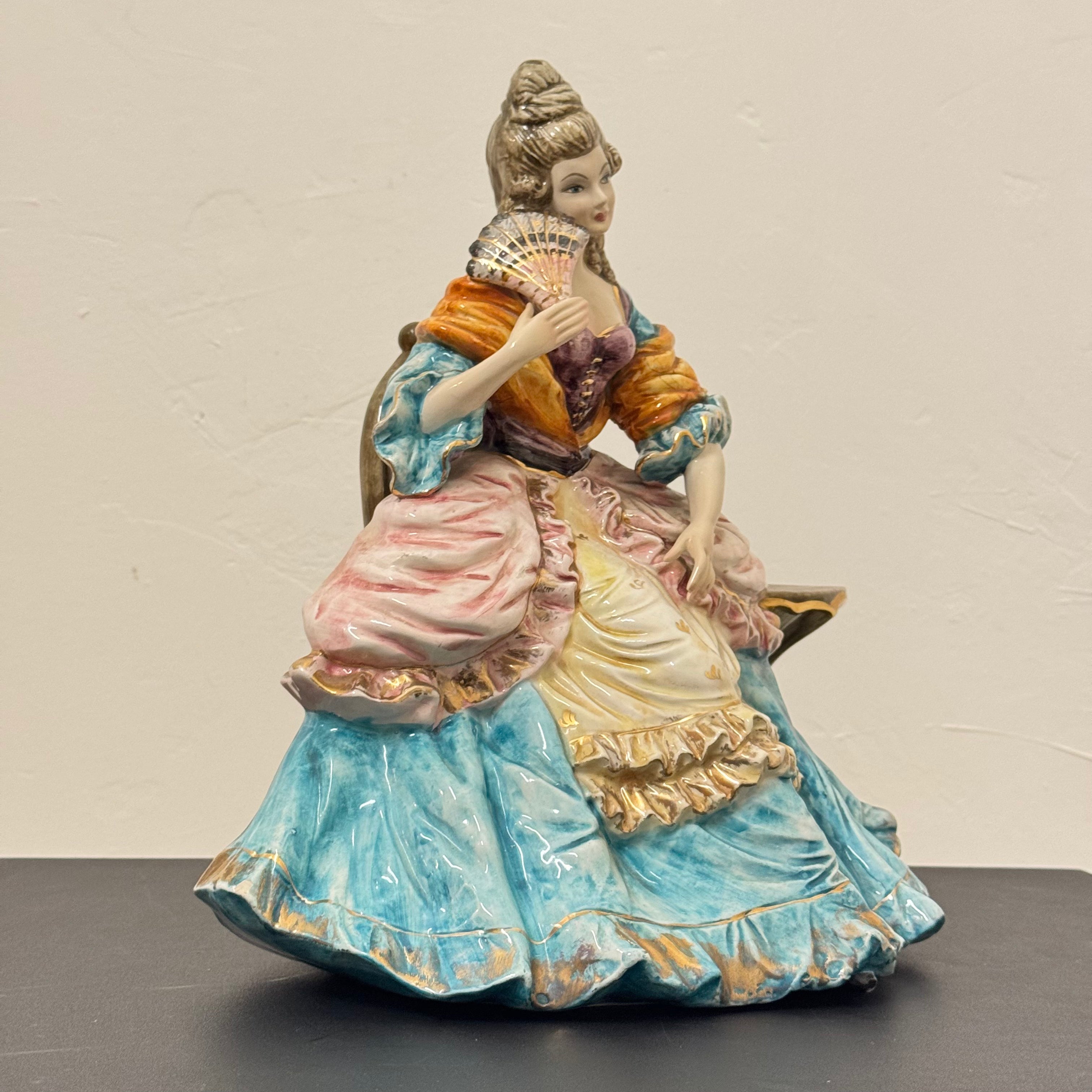 Statua in ceramica dipinta a mano, dama settecentesca con ventaglio, vintage stile Capodimonte