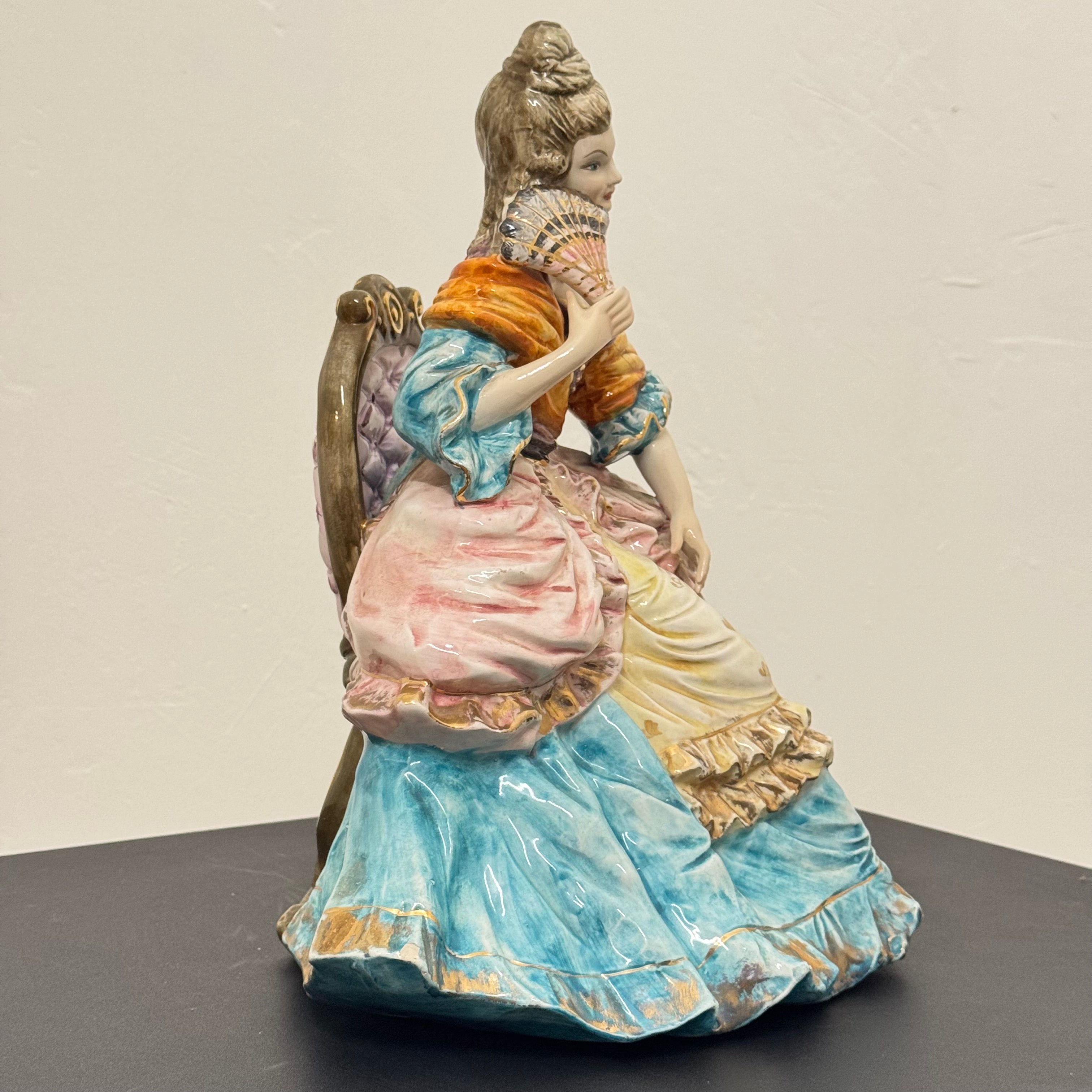 Statua in ceramica dipinta a mano, dama settecentesca con ventaglio, vintage stile Capodimonte