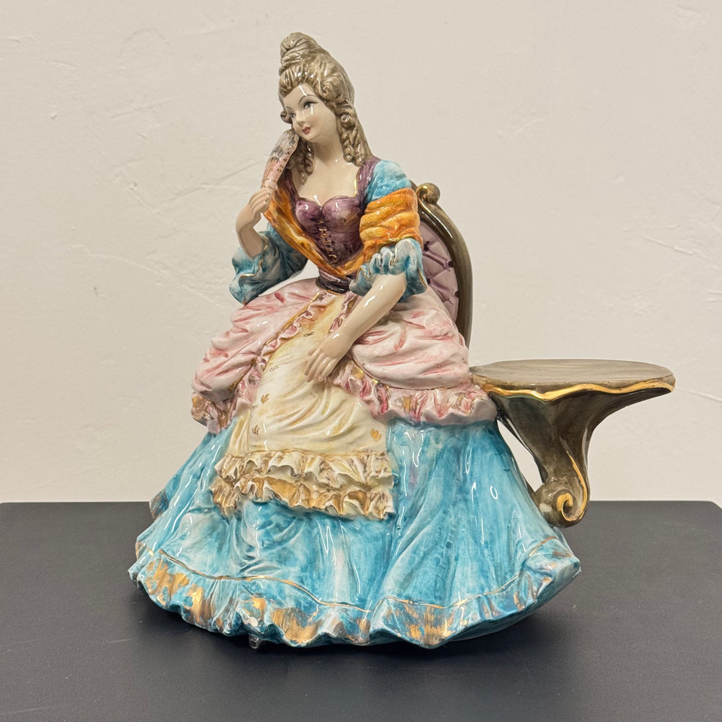 Statua in ceramica dipinta a mano, dama settecentesca con ventaglio, vintage stile Capodimonte