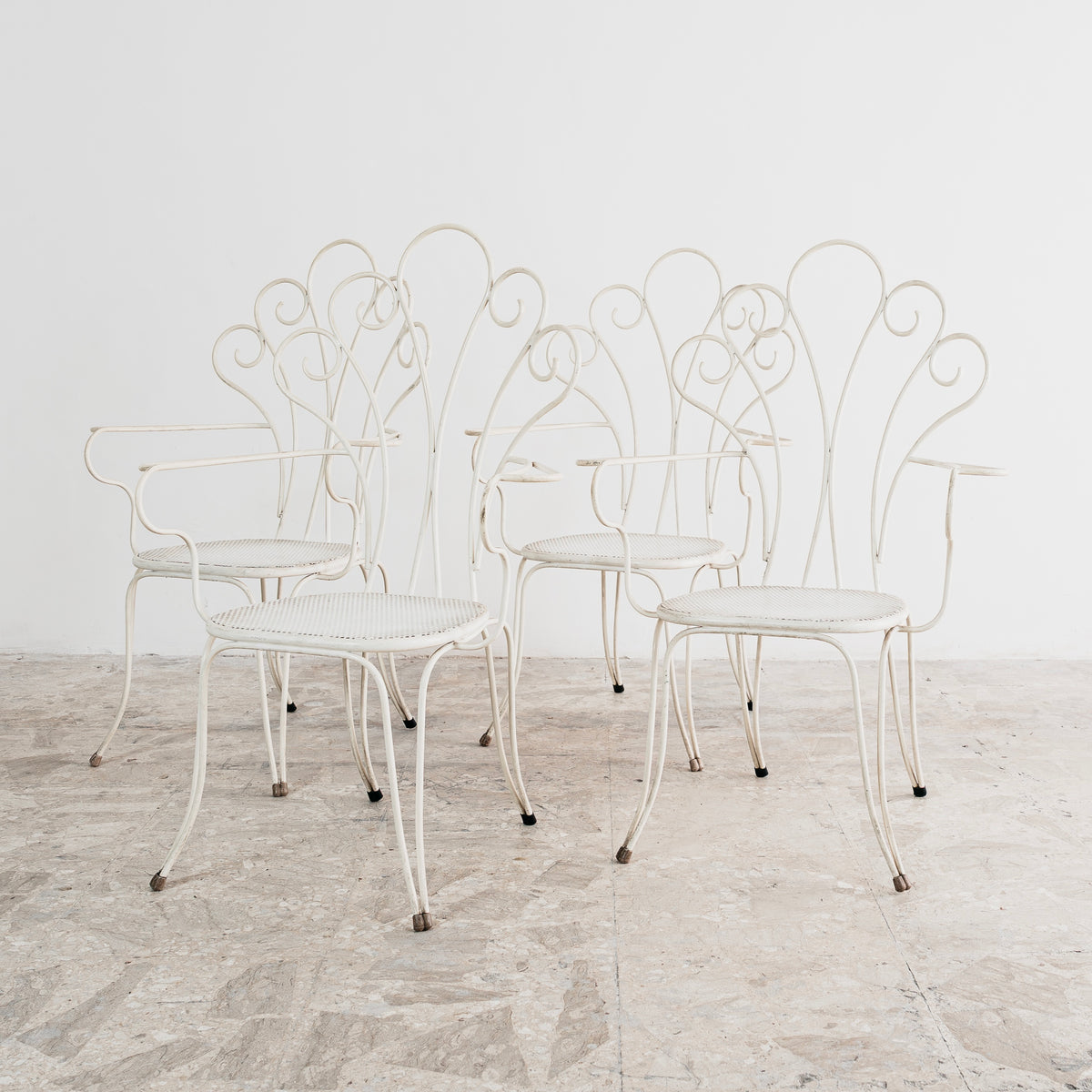 Lio Carminati Attr. – Set 4 Poltroncine da Giardino in Ferro Bianco con Schienale a Ventaglio e Seduta in Lamiera Forata – Anni '50