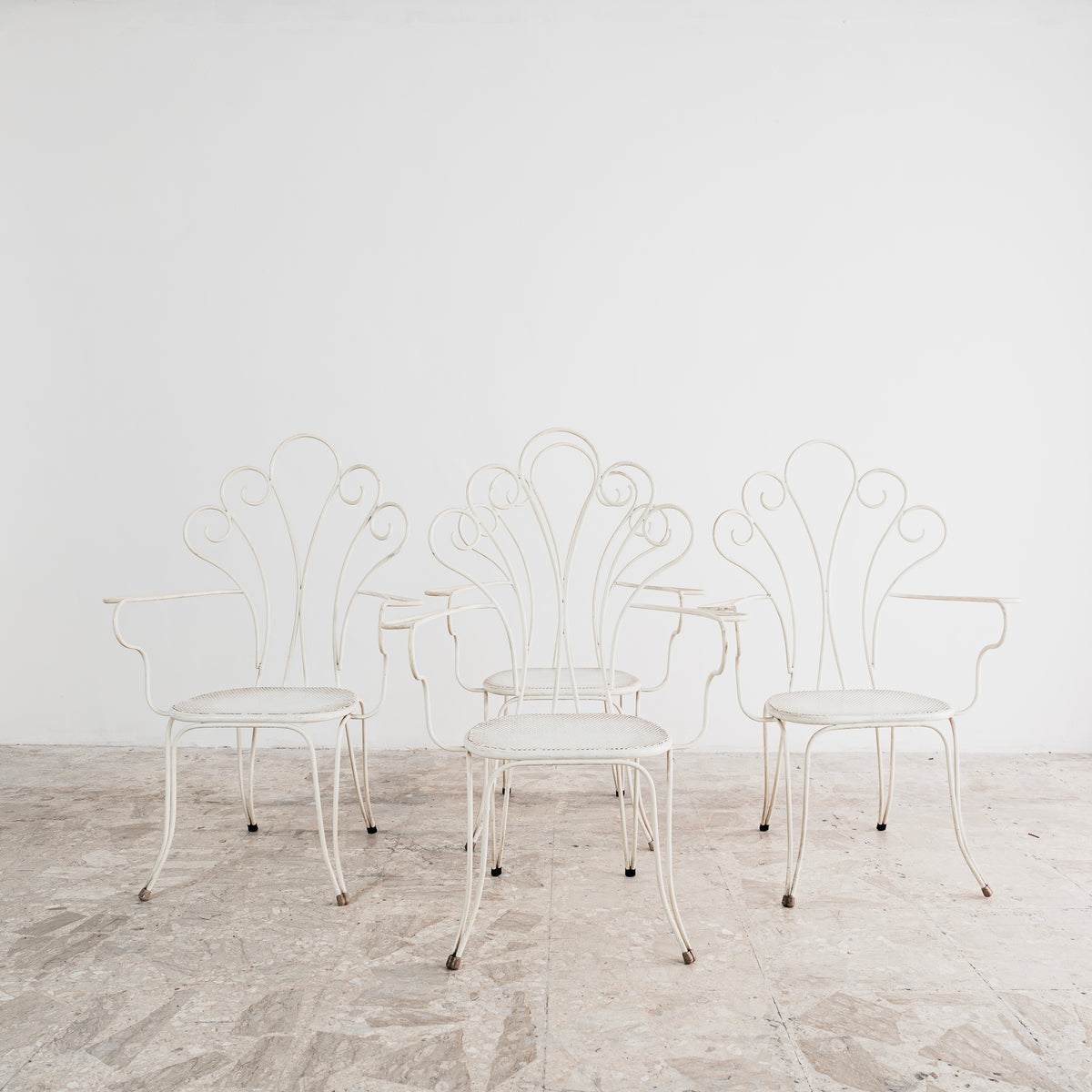 Lio Carminati Attr. – Set 4 Poltroncine da Giardino in Ferro Bianco con Schienale a Ventaglio e Seduta in Lamiera Forata – Anni '50