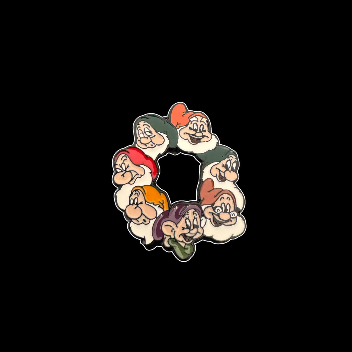 Spilletta in Metallo Smaltato - I Sette Nani a Cerchio / Biancaneve e i Sette Nani (Seven Dwarfs)