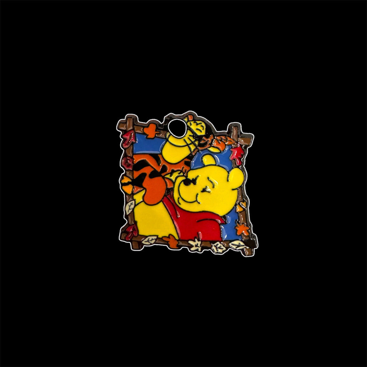 Spilletta in Metallo Smaltato - Winnie the Pooh e Tigro Cornice Autunnale / Winnie the Pooh