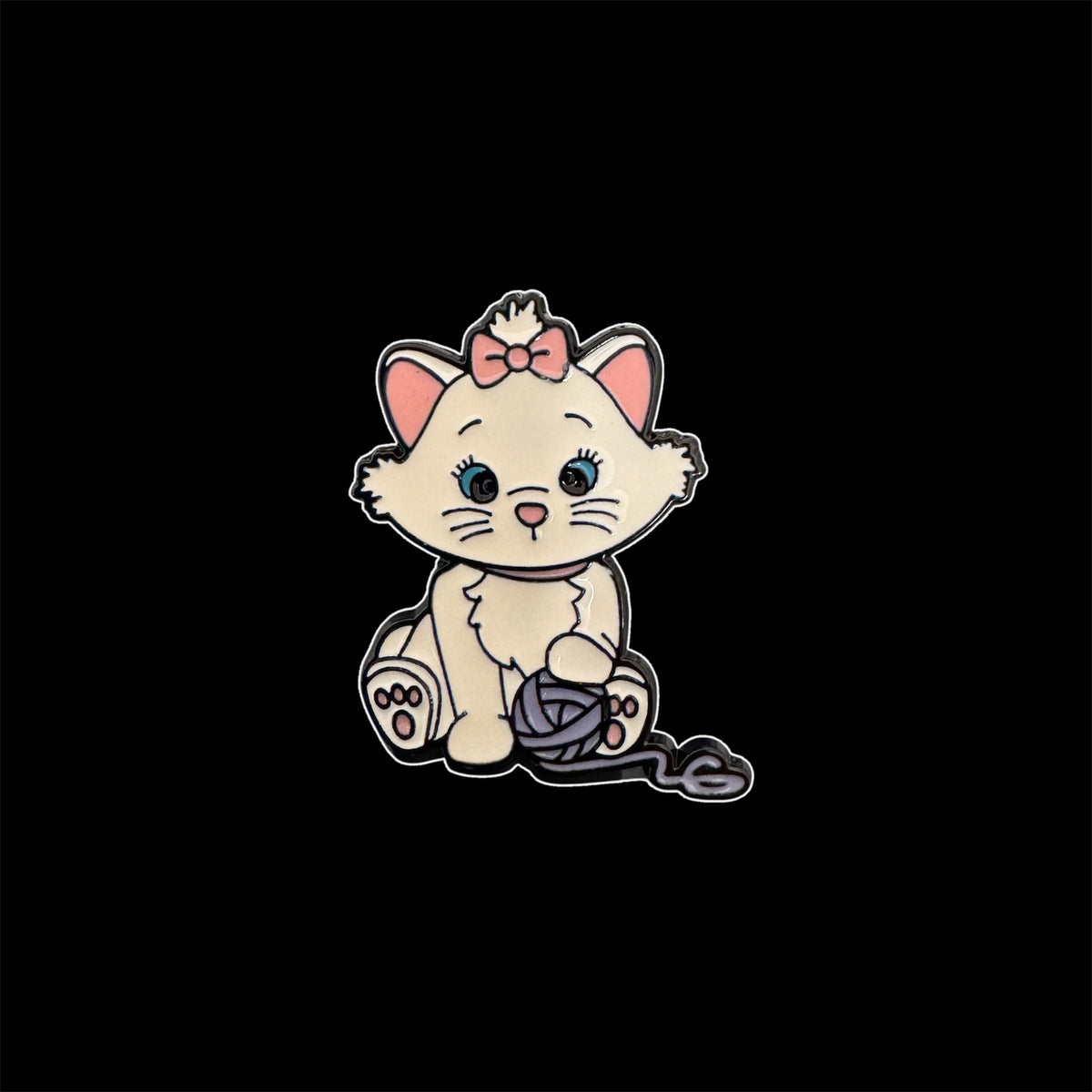 Spilletta in Metallo Smaltato - Minou con Gomitolo / Gli Aristogatti (Marie - The Aristocats)