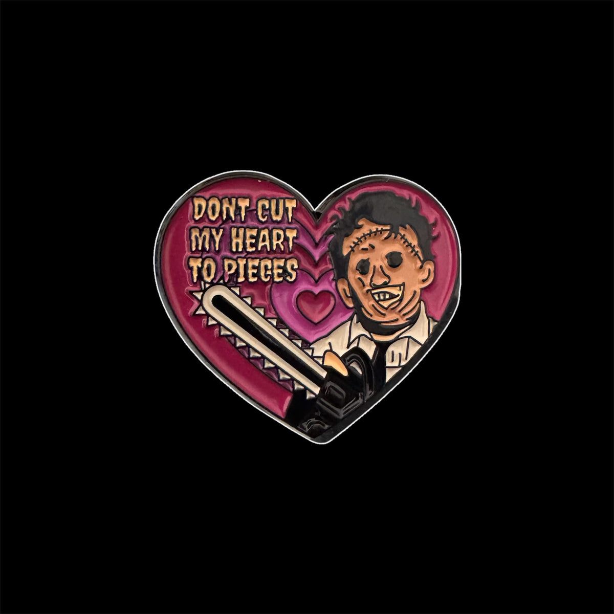 Spilletta in Metallo Smaltato - Leatherface Cuore "Don't Cut My Heart To Pieces" / Non Aprite Quella Porta Horror Cult (The Texas Chain Saw Massacre)