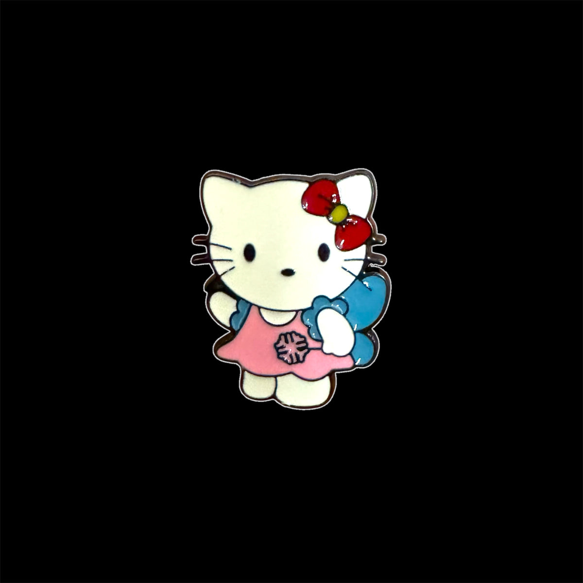 Spilletta Pin Hello Kitty con Vestito Rosa e Fiocco Rosso Sanrio