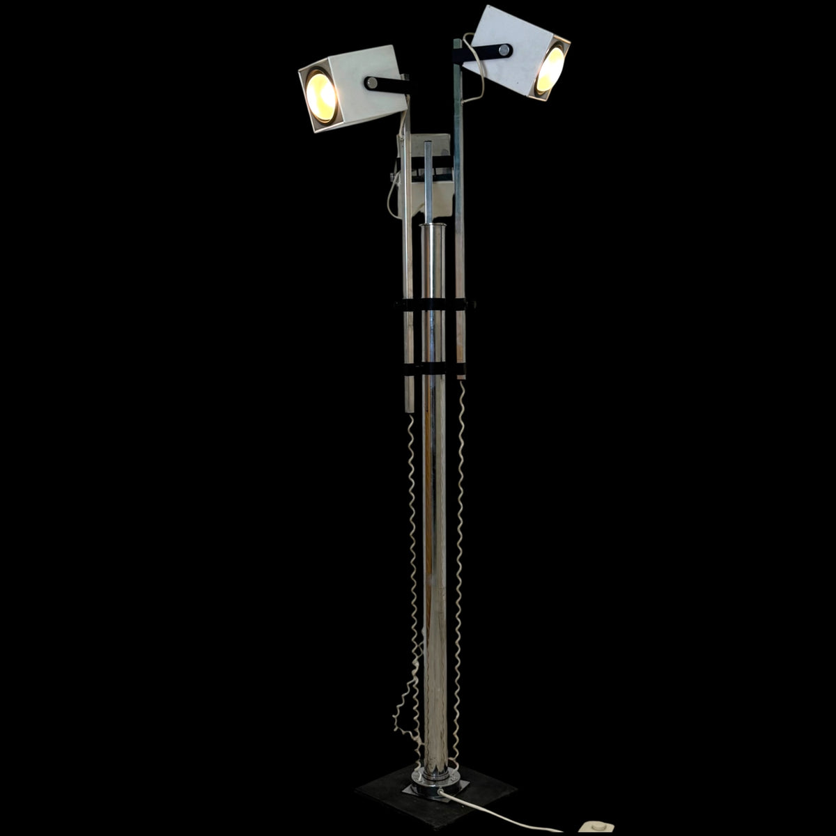 Lampada da Terra Lucitalia Design Pat Hoffman – Tre Faretti Cubici Orientabili – Acciaio Cromato e Metallo Bianco – Anni '70 – Funzionante