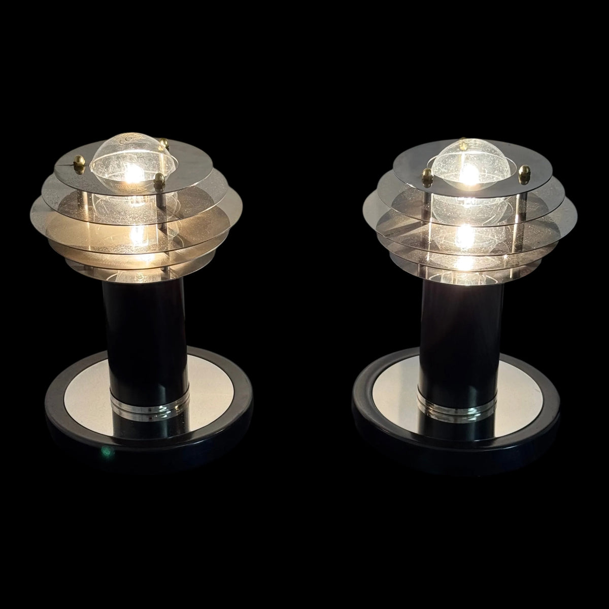 Coppia di Lampade da Tavolo Vintage Stile Saturne – Acciaio Cromato e Metallo Marrone – Paralume a Dischi Sovrapposti – Anni '70-'80