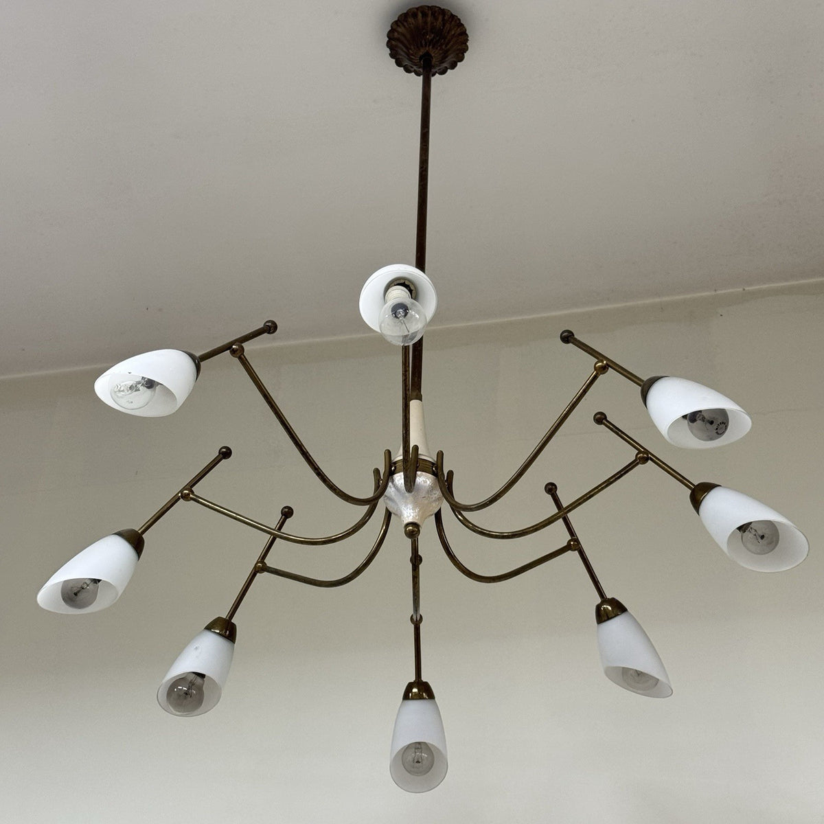 Lampadario Stilnovo Attr. 8 Luci in Ottone e Vetro Opalino anni '50