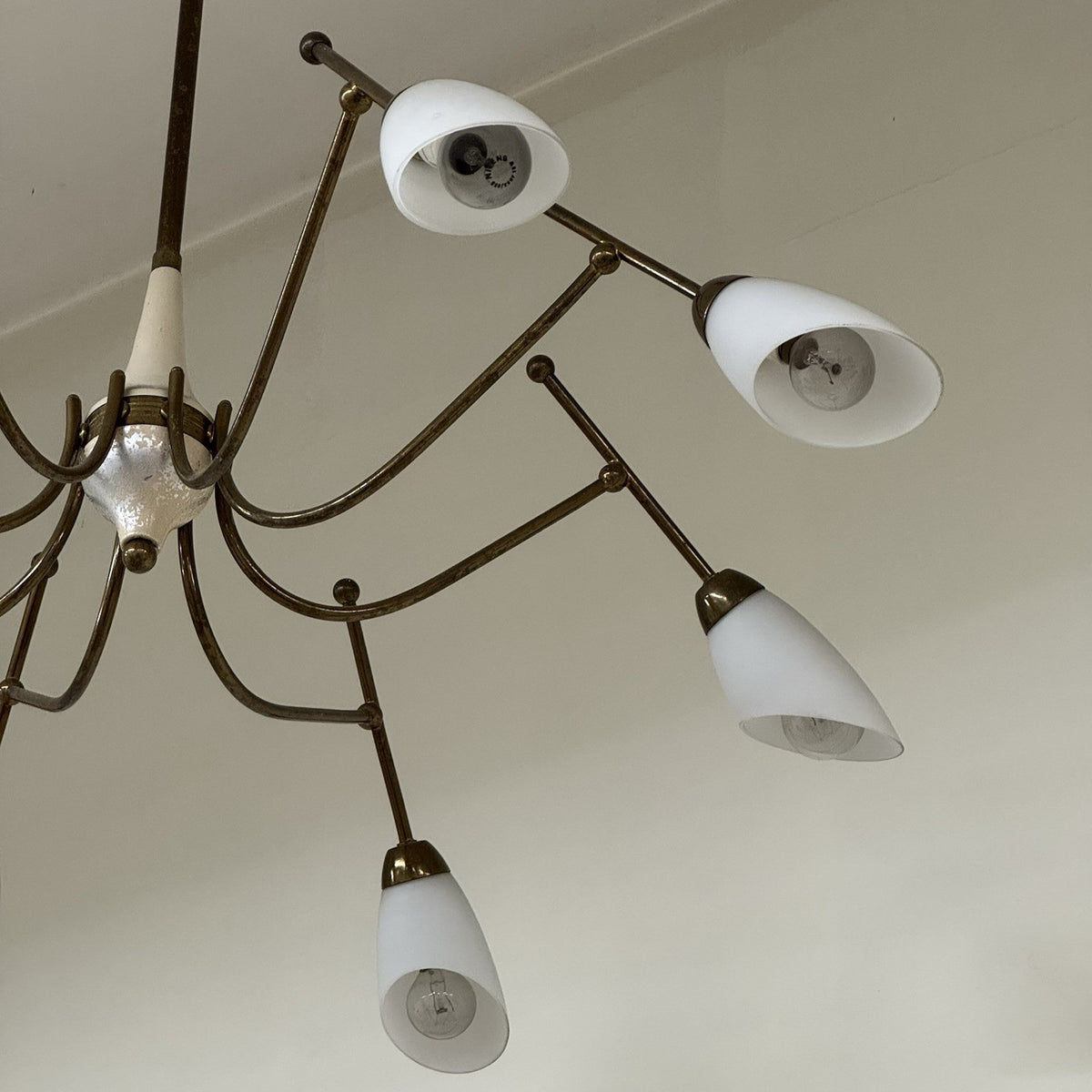 Lampadario Stilnovo Attr. 8 Luci in Ottone e Vetro Opalino anni '50