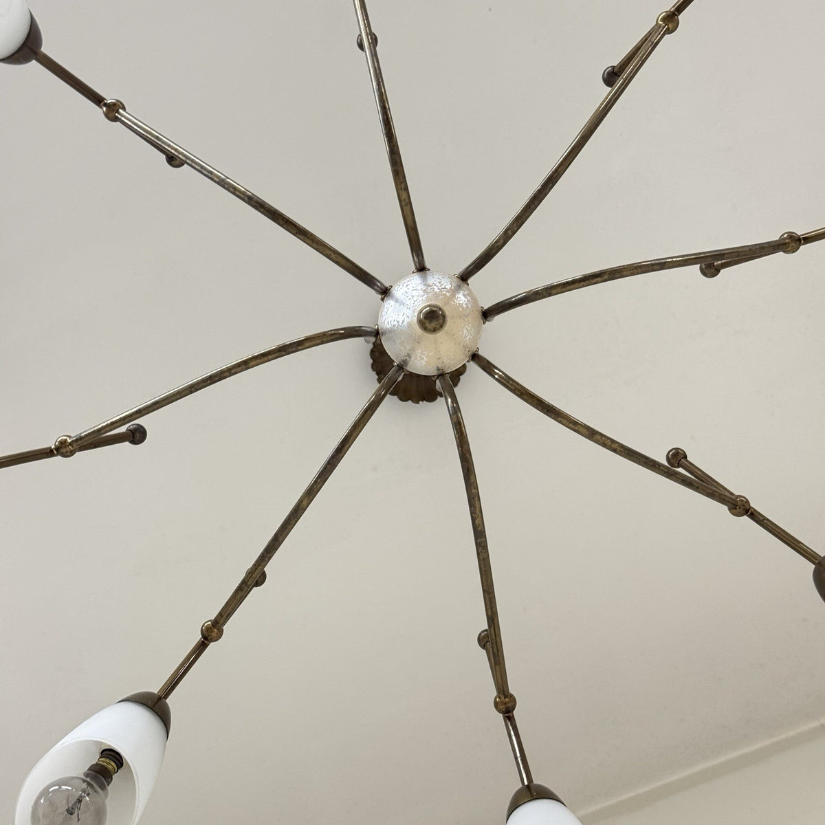 Lampadario Stilnovo Attr. 8 Luci in Ottone e Vetro Opalino anni '50