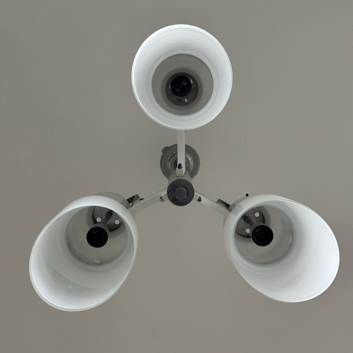 Lampadario Modernista a 3 Luci in Vetro Incamiciato e Acciaio anni '60/'70